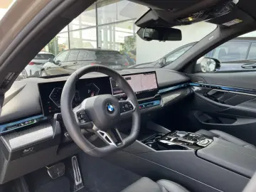 BMW 520d Lim.M Sport Pano AdpLED H K PA  DA  LivePro