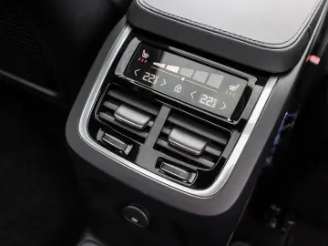 VOLVO XC90 T8 AWD Plus Bright NP 96.740 -  PANO HUD 21