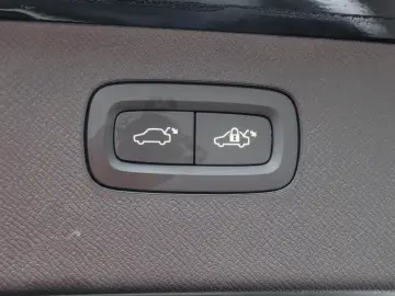 VOLVO XC90 T8 AWD Plus Bright NP 96.740 -  PANO HUD 21