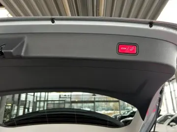 MERCEDES-BENZ GLC 220 d 4M Avantgarde Plus LED Panor…