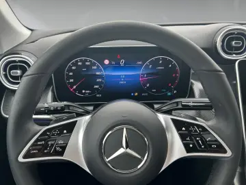 MERCEDES-BENZ GLC 220 d 4M Avantgarde Pano Memory Kamera LED