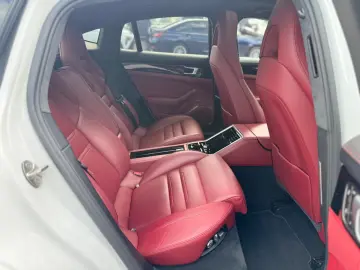 Porsche PANAMERA GTS SPORT-DESIGN