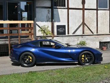 FERRARI 812 Superfast Carbon Power Garantie LED SiHe Top