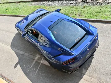 FERRARI 812 Superfast Carbon Power Garantie LED SiHe Top