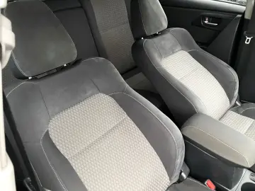 Toyota Auris Hybride 136H Design