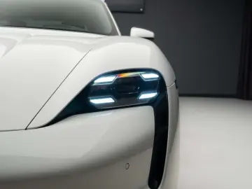 PORSCHE TAYCAN 4 S