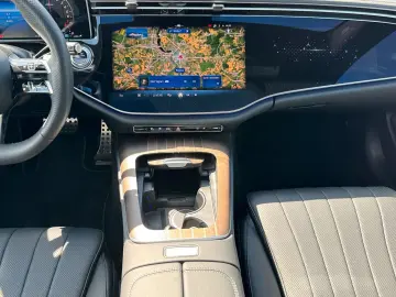 MERCEDES-BENZ E 300 e 4M AMG Superscreen Airmatic Pano