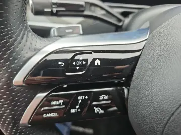 MERCEDES-BENZ C300 Lim. AMG-Line NAVI AHK MBUX DAB Standh.
