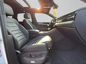 VW Touareg R-Line   Pano   AHK   ACC   Navi  Matrix