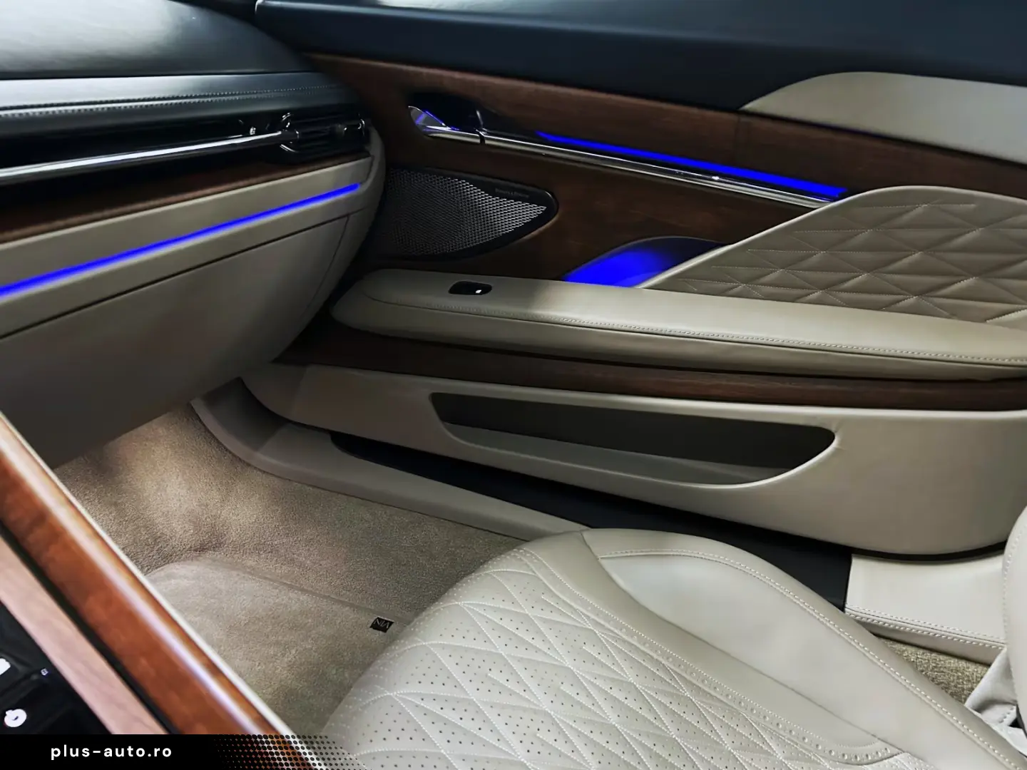 Aston Martin DB12 Volante Carribean Blue Pearl Carbon