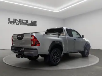 TOYOTA Hilux Extra Cab Invincible 4x4 Leder AHK Navi