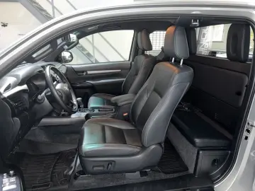 TOYOTA Hilux Extra Cab Invincible 4x4 Leder AHK Navi