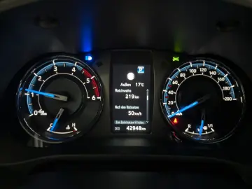 TOYOTA Hilux Extra Cab Invincible 4x4 Leder AHK Navi