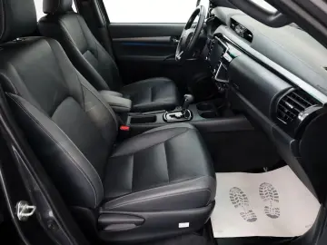 TOYOTA Hilux 2.8 D-4D Invincible 4x4  CarPlay Rollo AHK