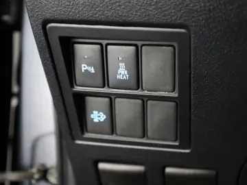 TOYOTA Hilux 2.8 D-4D Invincible 4x4  CarPlay Rollo AHK