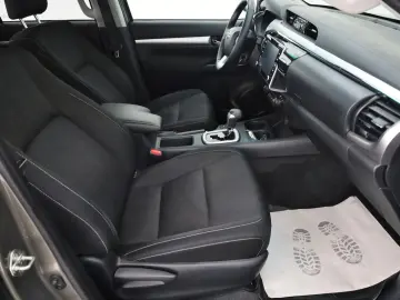 TOYOTA Hilux 2.8 D-4D Executive  CarPlay  Kamera  Rollo