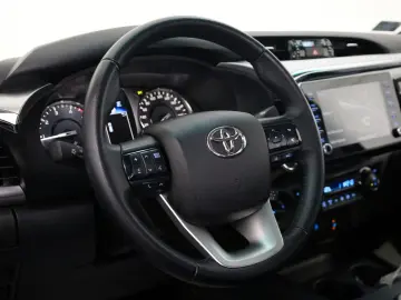 TOYOTA Hilux 2.8 D-4D Executive  CarPlay  Kamera  Rollo