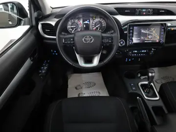 TOYOTA Hilux 2.8 D-4D Executive  CarPlay  Kamera  Rollo