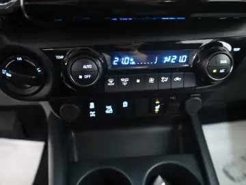 TOYOTA Hilux 2.8 D-4D Executive  CarPlay  Kamera  Rollo