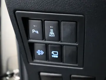 TOYOTA Hilux 2.8 D-4D Executive  CarPlay  Kamera  Rollo