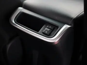 TOYOTA Hilux 2.8 D-4D Executive  CarPlay  Kamera  Rollo