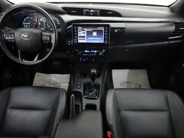 TOYOTA Hilux 2.8 D-4D Invincible  CarPlay  HardTop  AHK