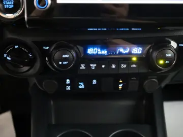 TOYOTA Hilux 2.8 D-4D Invincible  CarPlay  HardTop  AHK