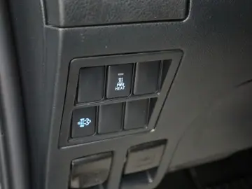 TOYOTA Hilux 2.8 D-4D Invincible  CarPlay  HardTop  AHK