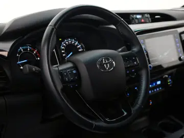 TOYOTA Hilux 2.8 D-4D Invincible Rollbügel  Rollo   AHK