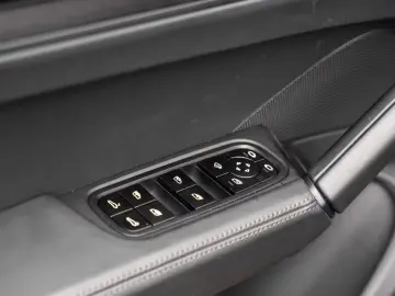 Porsche Cayenne Black Edition InnoDrive Head-Up