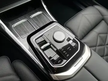 BMW 740d xDrive Autobahnassist Stand Heating.  Iconic