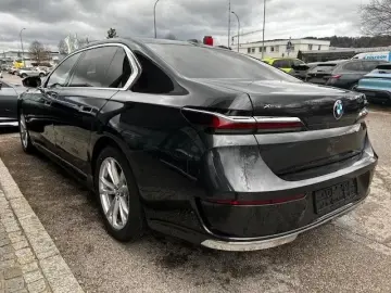 BMW 740d xDrive Autobahnassist Stand Heating.  Iconic