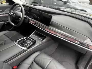 BMW 740d xDrive Autobahnassist Stand Heating.  Iconic