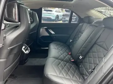 BMW 740d xDrive Autobahnassist Stand Heating.  Iconic