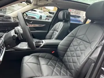BMW 740d xDrive Autobahnassist Stand Heating.  Iconic