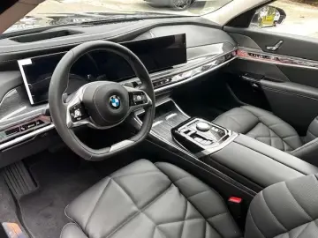 BMW 740d xDrive Autobahnassist Stand Heating.  Iconic