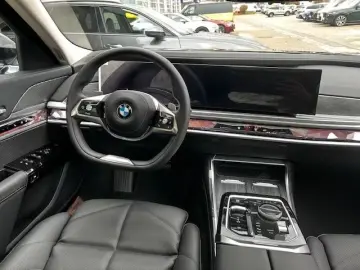 BMW 740d xDrive Autobahnassist Stand Heating.  Iconic