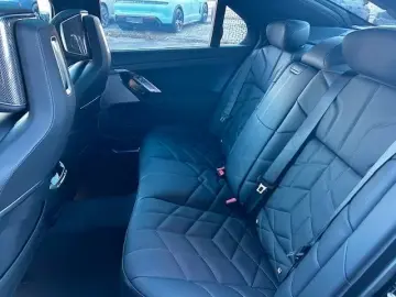 BMW 740d xDrive massage stand heating.  AHK Iconic