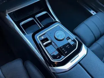 BMW 740d xDrive massage stand heating.  AHK Iconic