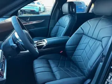 BMW 740d xDrive massage stand heating.  AHK Iconic