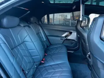 BMW 740d xDrive massage stand heating.  AHK Iconic