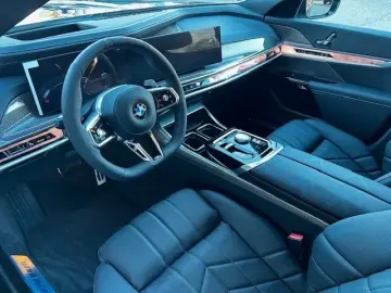 BMW 740d xDrive massage stand heating.  AHK Iconic