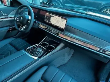 BMW 740d xDrive massage stand heating.  AHK Iconic