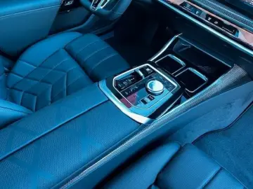 BMW 740d xDrive massage stand heating.  AHK Iconic