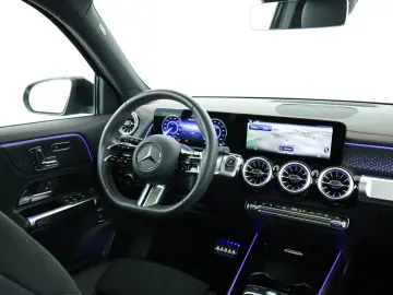MERCEDES-BENZ EQB 300 4M AMG AHK Panorama PTS Kamera…