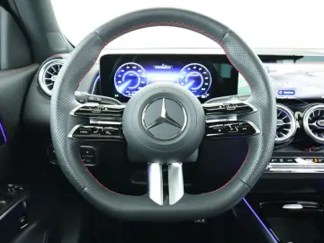 MERCEDES-BENZ EQB 300 4M AMG AHK Panorama PTS Kamera…