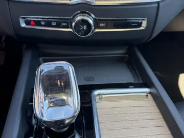 VOLVO XC 60 Ultra Dark T8