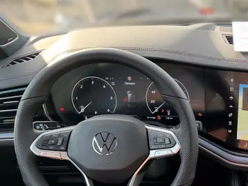 VW Touareg 3.0 TDI R-Line 4MOTION AHK NAVI LEDER