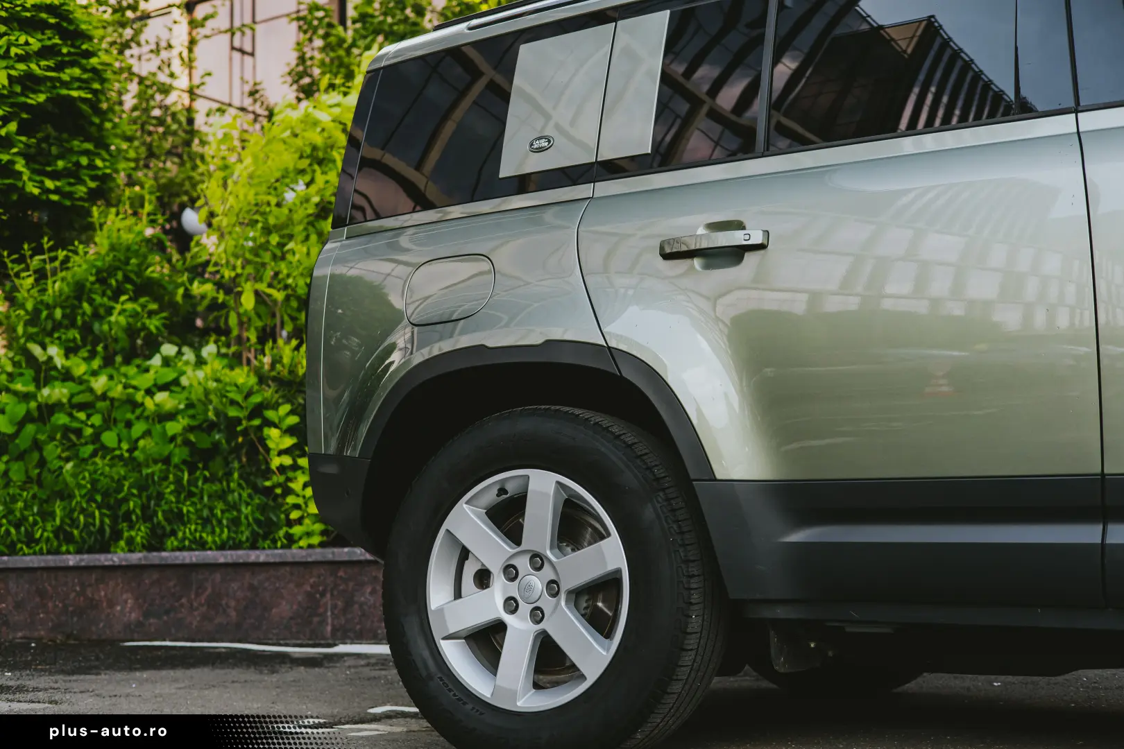 Land Rover Defender 110 D300 SE