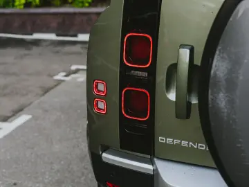 Land Rover Defender 110 D300 SE